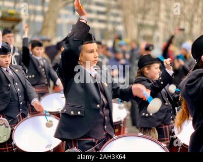 NEW YORK, NY, USA - 5 avril 2019 : Pipers et batteurs jouant Scotland the Brave pour le tartan Day Parade New York Banque D'Images