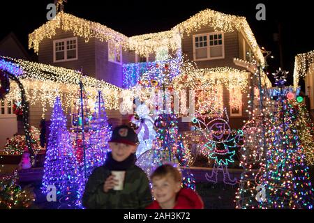 San Francisco, USA. Dec 23, 2019. Décorations de Noël sont observés sur l'Avenue d'Eucalyptus dans la région de San Carlos de la Californie, États-Unis, le 23 décembre 2019. Crédit : Li Jianguo/Xinhua/Alamy Live News Banque D'Images