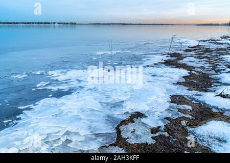 Crépuscule sur le lac gelé dans le nord du Colorado - paysage hivernal de Boyd Lake State Park Banque D'Images