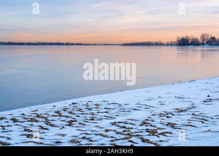 Crépuscule sur le lac gelé dans le nord du Colorado - paysage hivernal de Boyd Lake State Park Banque D'Images