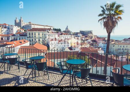 Street Cafe table avec vue sur la ville. D'Alfama, Lisbonne, Portugal Banque D'Images