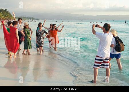 Boracay, Province d'Aklan, Philippines - Le 13 janvier 2019 : Chinese Women touristes en robes colorées, gesticulant, posant pour une photo de groupe à la plage Banque D'Images