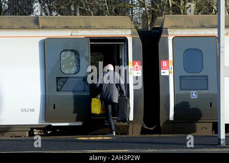 Un passager à bord d'un train Pendolino Avanti Côte Ouest, en livrée grise avant de rebranding, la gare internationale de Birmingham, UK Banque D'Images
