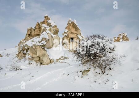 Panorama des formations géologiques uniques sous la neige dans la région de Cappadoce, Turquie. Banque D'Images
