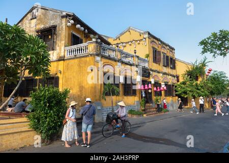 L'ancienne ville de Hoi An, au Vietnam, est une région touristique. Les rues sont habituellement rempli de touristes jour et nuit. Banque D'Images