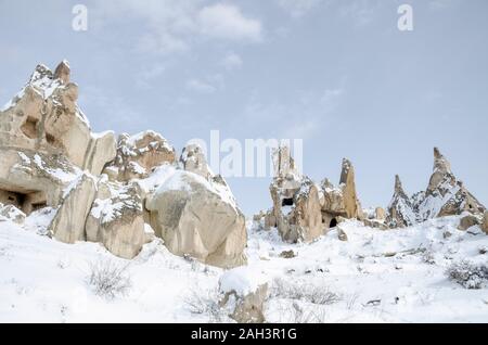 Panorama des formations géologiques uniques sous la neige dans la région de Cappadoce, Turquie. Banque D'Images