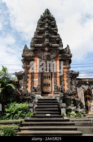 Ubud, Indonésie - 28 5 2019 : l'entrée d'un temple balinais en Indonésie. Banque D'Images