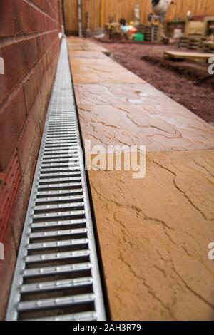 Jardin patio le drainage pour l'eau de pluie Banque D'Images