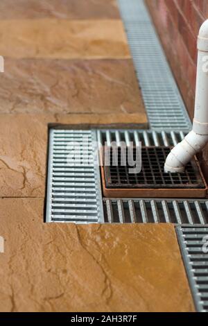 Jardin patio le drainage pour l'eau de pluie Banque D'Images