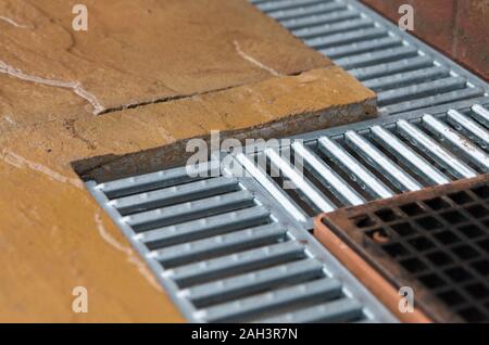 Jardin patio le drainage pour l'eau de pluie Banque D'Images