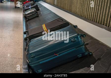 Valises sur courroie carrousel à la récupération des bagages à l'aéroport ministère Banque D'Images