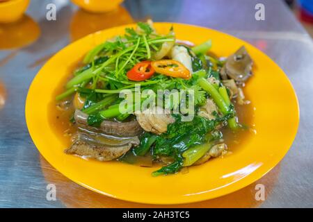 Assiette de délicieux à saveur chinoise sauté de légumes et nouilles Banque D'Images