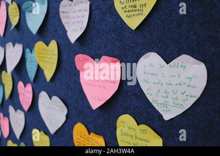 De souhaits Affichage des notes en forme de coeur close up Banque D'Images