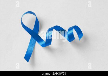 Ruban bleu sur fond blanc - Concept de sensibilisation du cancer de la prostate Banque D'Images