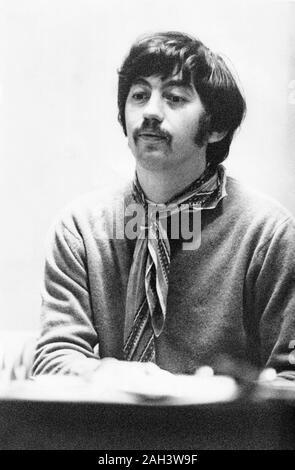 Trevor Nunn lors d'une répétition d'Hamlet à la Royal Shakespeare Company (RSC) à Stratford-upon-Avon, Angleterre, juin 1970 directeur du théâtre anglais né à Ipswich en 1940 est allé(e) à l'Université de Cambridge Directeur artistique du Royal Shakespeare Company (RSC) à partir de 1968-1978 et du National Theatre, Londres 1997-2003 anobli en 2002 RSC productions notables : MACBETH avec Judi Dench et Ian McKellen en 1976 et Nicholas Nickleby en 1980 Porgy and Bess dirigée à Glyndebourne Festival Opera en 1986, repris à l'Opéra Royal en 1992 directeur des grandes comédies musicales dont les chats, LES MISERA Banque D'Images