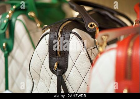 La mode féminine sacs sur les étagères du magasin Banque D'Images