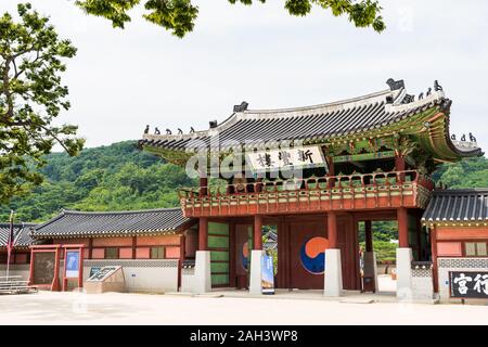 Hwaseong Haenggung entrée principale du palais, les palais résidentiel construit pour le Roi Jeongjo quand il construit la magnifique ville fortifiée de Su Banque D'Images