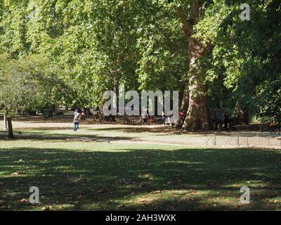 Londres, UK - circa 2019 SEPTEMBRE : les gens à Londres park Banque D'Images