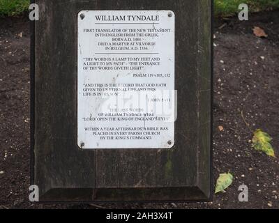 Londres, UK - circa 2019 SEPTEMBRE : statue de William Tyndale martyr, premier traducteur du Nouveau Testament en anglais du Grec Banque D'Images