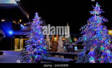 Noël à Rovaniemi, Finlande, belle lumière dans la nuit Banque D'Images