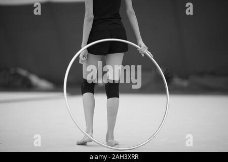 Sportif avec un cerceau pour un exercice de gymnastique rythmique dans une salle de formation Banque D'Images