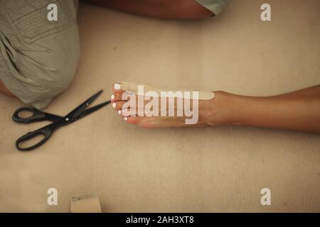 De la jambe avec le soutien conjoint gymnaste kinesio tape pour la prévention des blessures Banque D'Images