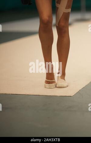 De la jambe avec le soutien conjoint gymnaste kinesio tape pour la prévention des blessures Banque D'Images