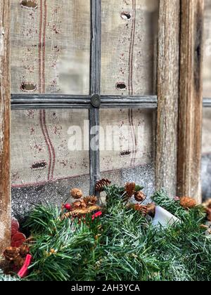 Noel décoration avec des branches de pin devant une fenêtre, extérieur Banque D'Images
