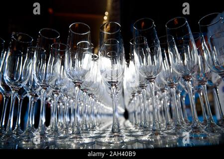 Beaucoup de verres de champagne se tient debout sur une table en verre, transparente. Banque D'Images