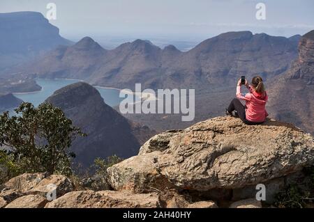 Femme prenant une photo avec son téléphone portable avec un beau paysage de fond, Blyde River Canyon, Afrique du Sud Banque D'Images