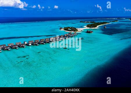 South Male Atoll, Maldives, Atoll de Kaafu, vue aérienne de bungalows sur mer Banque D'Images