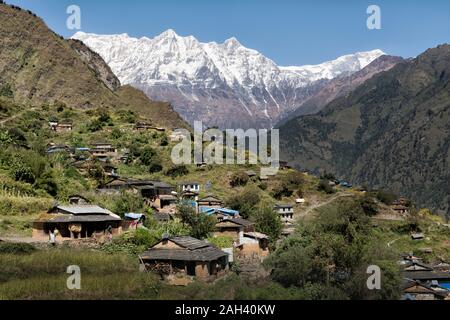 Dobang avec montagnes, Dhaulagiri Dhaulagiri Trek Circuit, Himalaya, Népal Banque D'Images