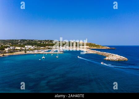 Italie, Pouilles, Péninsule du Salento, Lecce Province, vue aérienne de Santa Maria di Leuca avec Harbour Banque D'Images