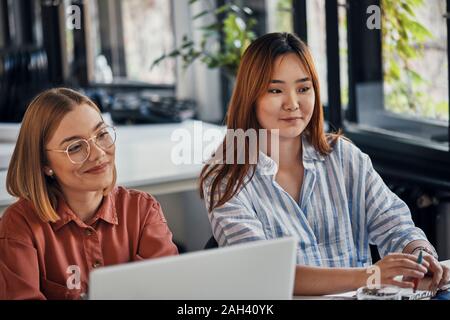 Deux femmes d'office en souriant Banque D'Images