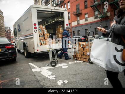 Travailleur de paquets FedEx sortes Amazon dans le quartier de Nolita de New York le dimanche, Décembre 15, 2019. (© Richard B. Levine) Banque D'Images