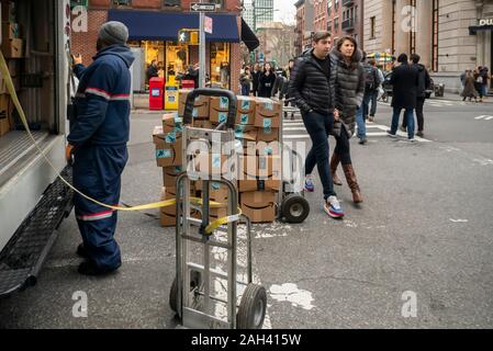 Travailleur de paquets FedEx sortes Amazon dans le quartier de Nolita de New York le dimanche, Décembre 15, 2019. (© Richard B. Levine) Banque D'Images