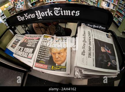 Manchettes de journaux à New York sur un kiosque le Jeudi, Décembre 19, 2019 rapport sur l'impeachment du président Donald Trump. (© Richard B. Levine) Banque D'Images