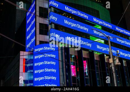 Morgan Stanley s'engage dans l'auto-promotion et affiche un moirage sur l'affichage numérique sur leurs capacités à New York le mardi, 17 décembre 2019. (© Richard B. Levine) Banque D'Images