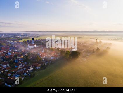 Allemagne, Bavière, Geretsried, vue aérienne de la campagne ville enveloppée de brouillard matinal Banque D'Images