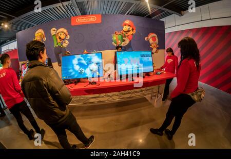 Ambassadeurs de la marque à l'activation de l'interrupteur Nintendo à la cible 'Wonderland !' pop-up store dans le Meatpacking District à New York le jour de son inauguration, Vendredi 13 Décembre, 2019. Le menu pop-up, doté de nombreux moments instagrammable ainsi que des expériences, est ouvert jusqu'au 22 décembre. (© Richard B. Levine) Banque D'Images