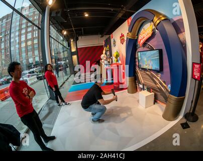 Ambassadeurs de la marque à l'activation de l'interrupteur Nintendo à la cible 'Wonderland !' pop-up store dans le Meatpacking District à New York le jour de son inauguration, Vendredi 13 Décembre, 2019. Le menu pop-up, doté de nombreux moments instagrammable ainsi que des expériences, est ouvert jusqu'au 22 décembre. (© Richard B. Levine) Banque D'Images