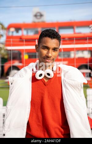 Portrait de jeune homme élégant avec un casque à l'extérieur Banque D'Images
