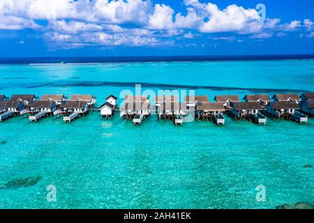 South Male Atoll, Maldives, Atoll de Kaafu, vue aérienne de bungalows sur mer Banque D'Images