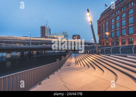 Allemagne, Hambourg, étapes sur canal et Elbphilharmonie at Dusk Banque D'Images