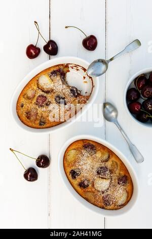 Bols de maison sans gluten clafoutis aux cerises, pêches et amandes Banque D'Images