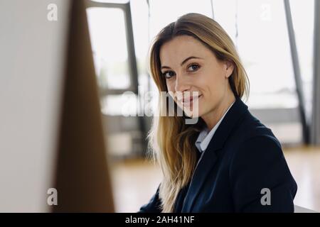 Portrait of a smiling young businesswoman in office Banque D'Images