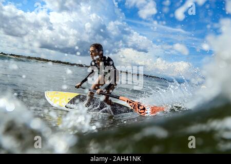 Femme SUP surfer, Bali, Indonésie Banque D'Images