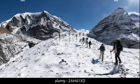 Groupe trekking au Glacier Chonbarden, Tukuche Peak, Dhaulagiri Trek Circuit, Himalaya, Népal Banque D'Images