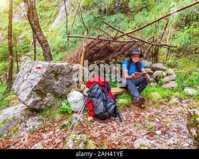 Senior ayant une pause de la randonnée en montagne, Val Gardena, Trentin, Italie Banque D'Images