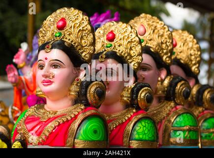 Déesse Gauri statues colorées, également connu sous le nom de Parvati, pour célébrer la fête hindoue religieuses populaires Ganesh Chaturthi en Inde. Banque D'Images